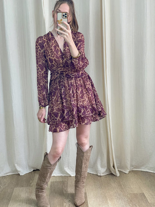 Robe courte imprimé cachemire bordeaux et beige manches longues col V style bohème chic femme
