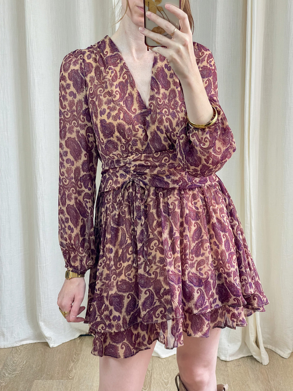 Robe courte imprimé cachemire violet et beige manches longues col V style bohème chic femme