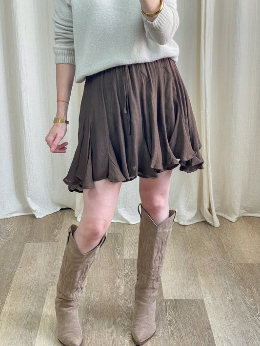 Jupe patineuse marron fluide taille élastique femme style bohème chic associée pull beige et bottes western
