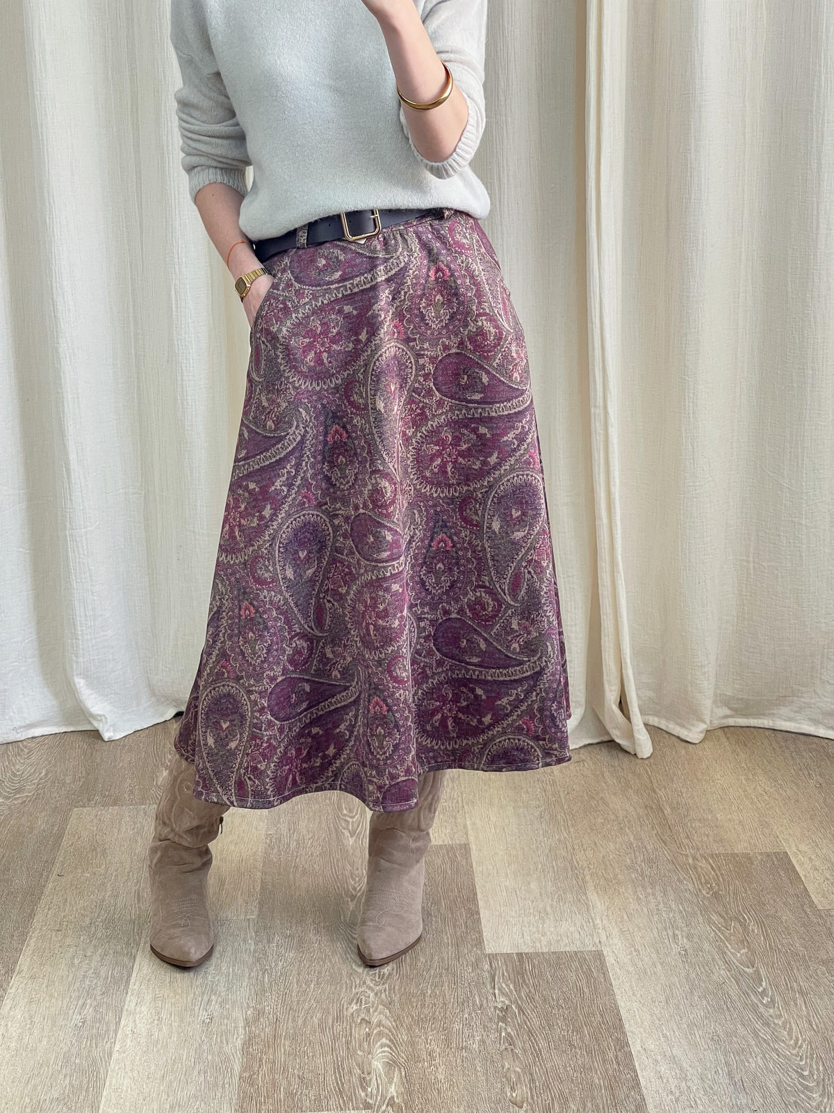 Jupe midi évasée motif cachemire violet et rose, taille ceinturée, style bohème chic femme automne hiver