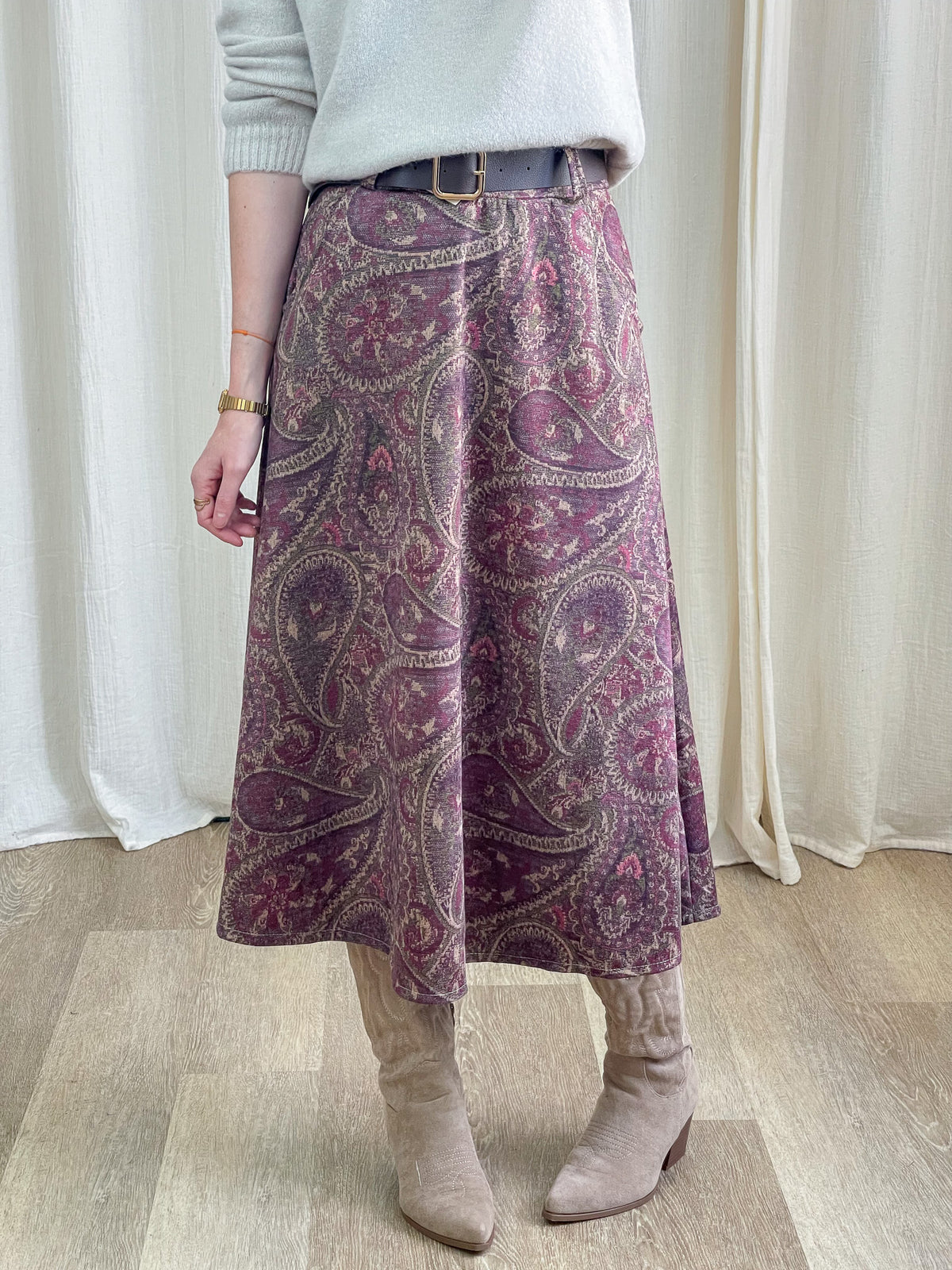 Jupe midi évasée motif cachemire violet rose femme avec ceinture cuir gris et bottes western beige