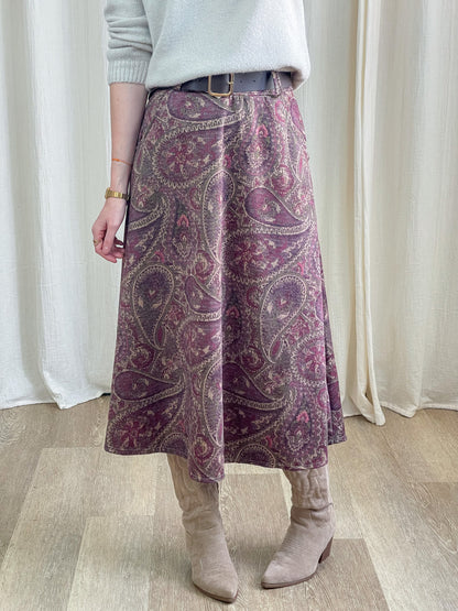 Jupe midi évasée motif cachemire violet rose femme avec ceinture cuir gris et bottes western beige