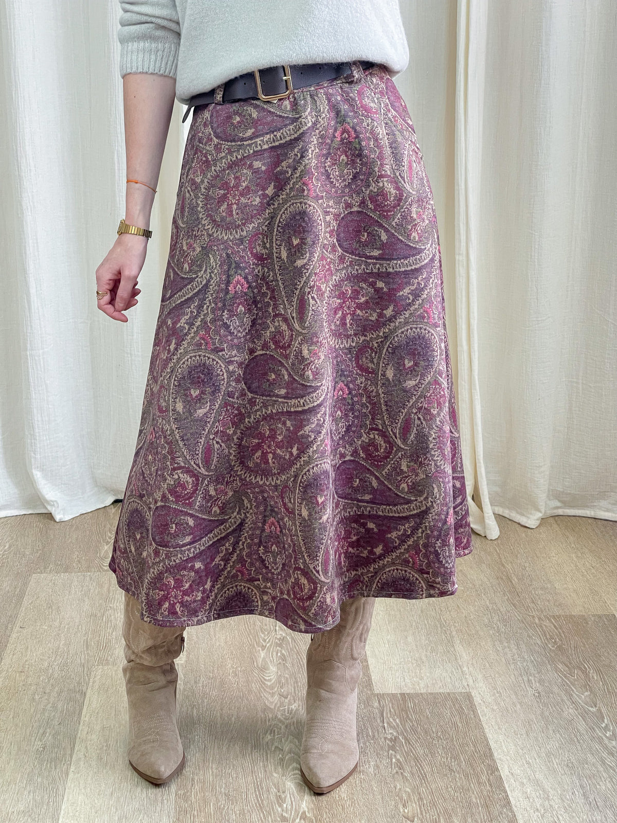 Jupe midi évasée motif cachemire violet rose femme avec ceinture cuir noir et bottes daim beige
