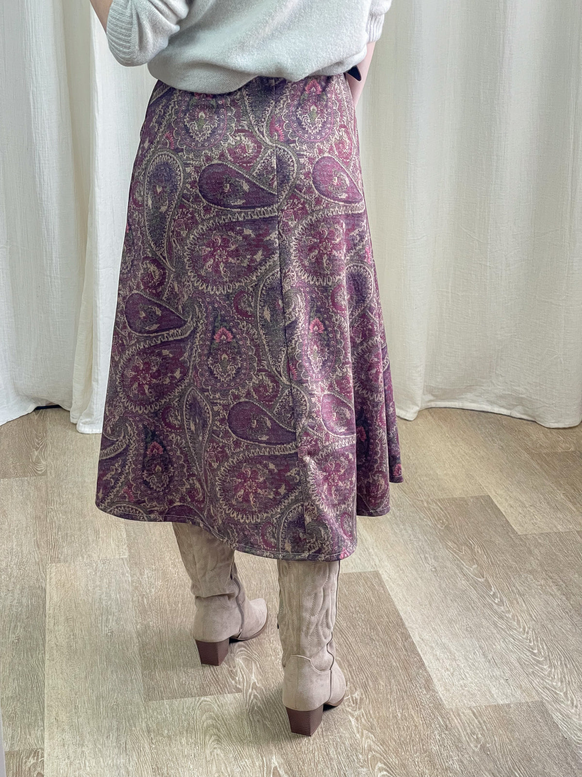 Jupe midi évasée motif cachemire violet bordeaux femme avec bottes daim beige style bohème chic automne hiver