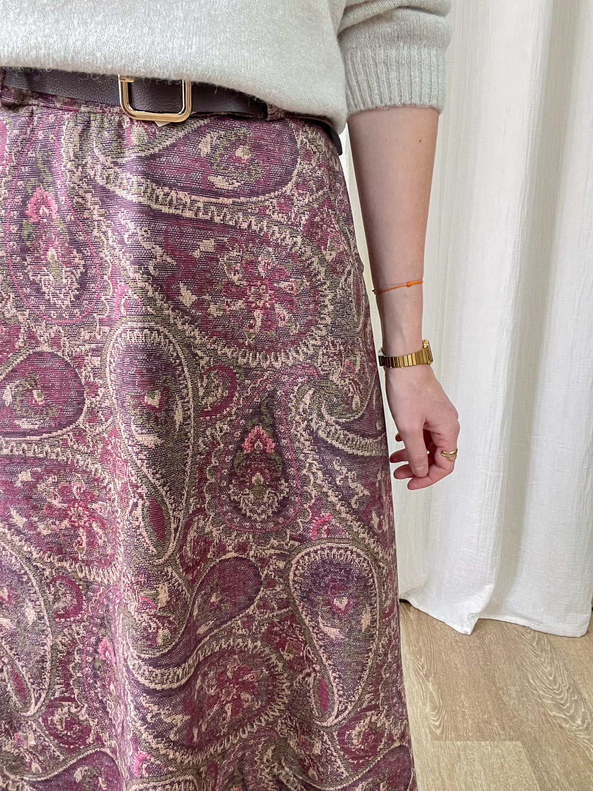Jupe midi motif cachemire tons violet et beige style bohème chic femme portée avec pull écru et ceinture cuir marron