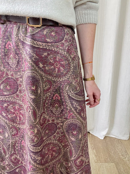 Jupe midi motif cachemire tons violet et beige style bohème chic femme portée avec pull écru et ceinture cuir marron