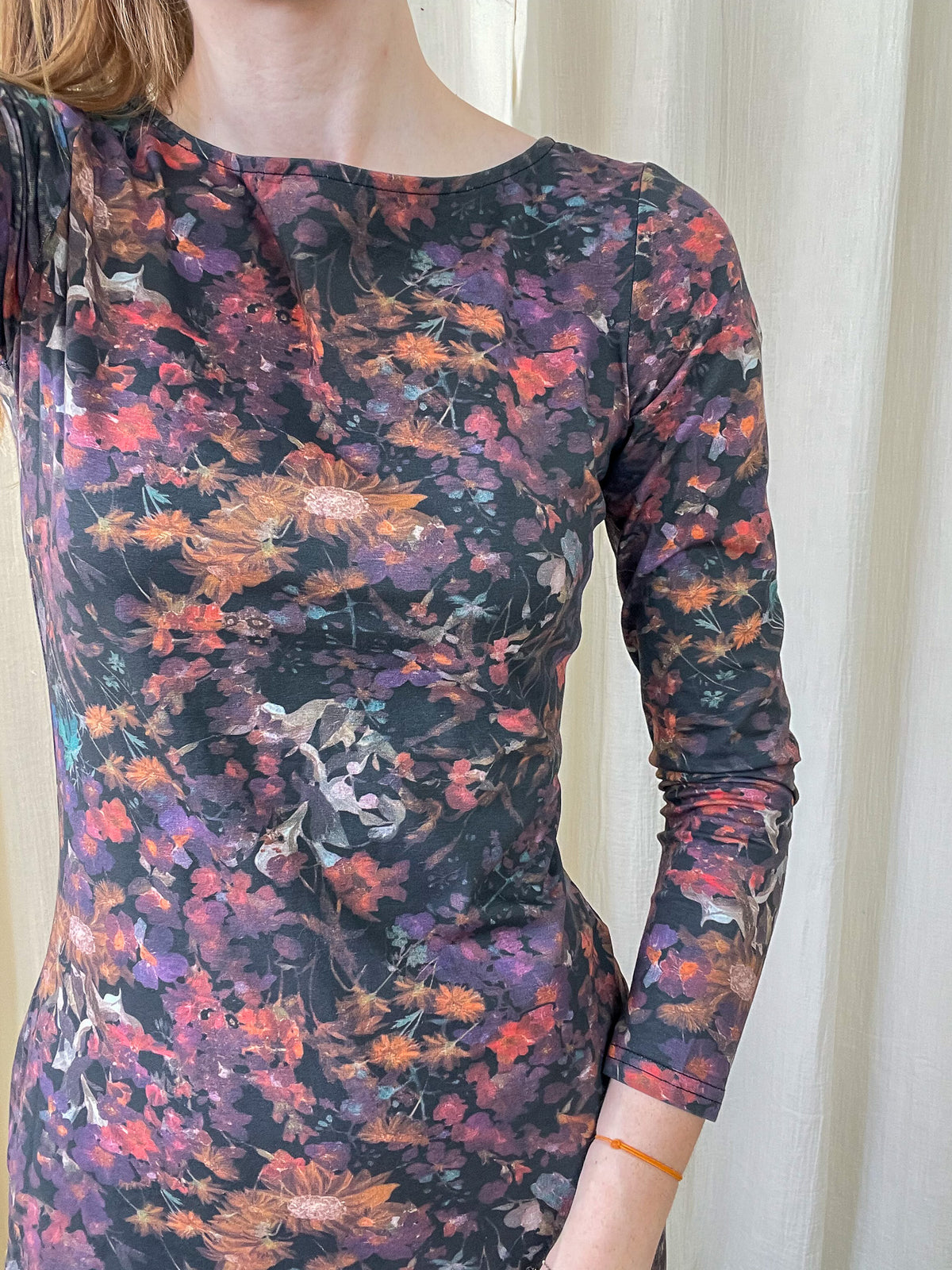 Robe longue stretch imprimé floral automnal tons bordeaux orange sur fond noir, manches longues ajustées femme