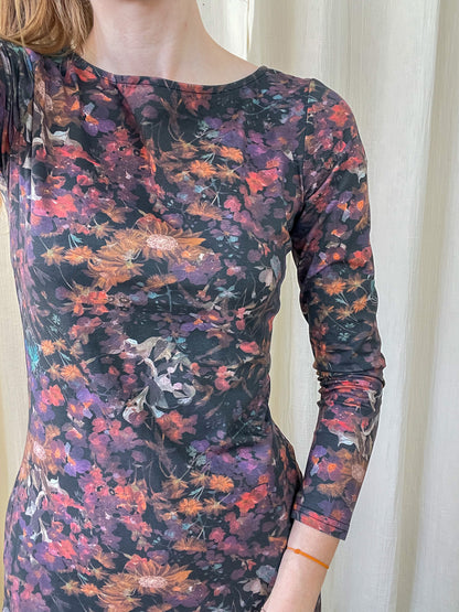 Robe longue stretch imprimé floral automnal tons bordeaux orange sur fond noir, manches longues ajustées femme