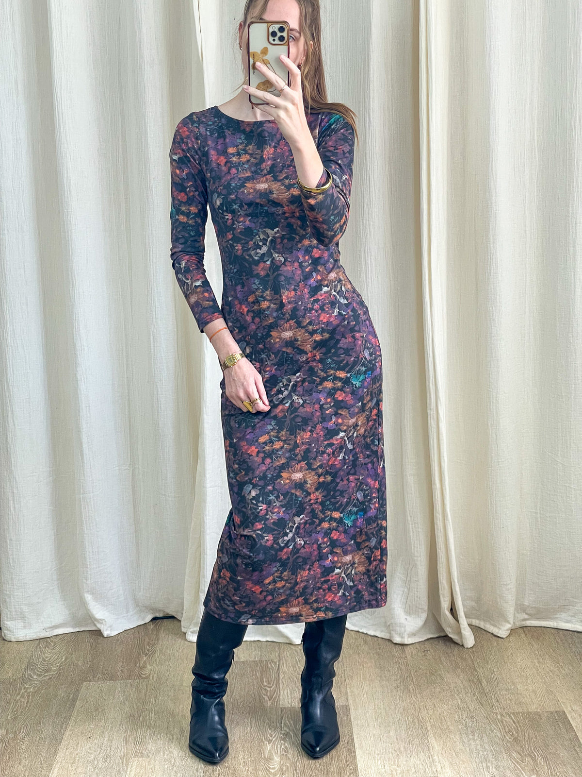 Robe longue stretch imprimé floral automnal tons violet bordeaux manches longues femme portée avec bottes noires