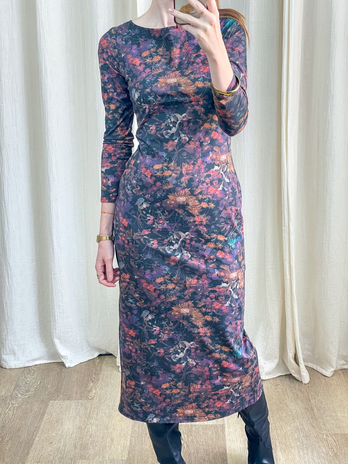 Robe longue stretch fleurie automnale tons violet orange femme manches longues coupe ajustée