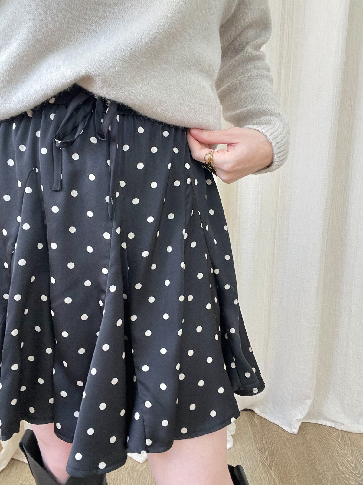 Jupe patineuse à pois noire et blanche taille élastique avec lien femme style rétro chic