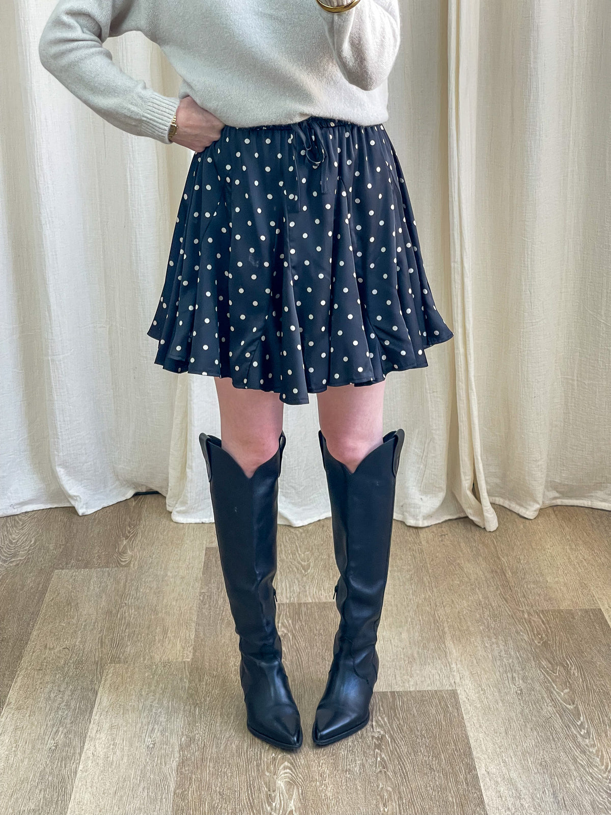 Jupe patineuse à pois noir et blanc taille élastique fluide portée avec bottes western femme