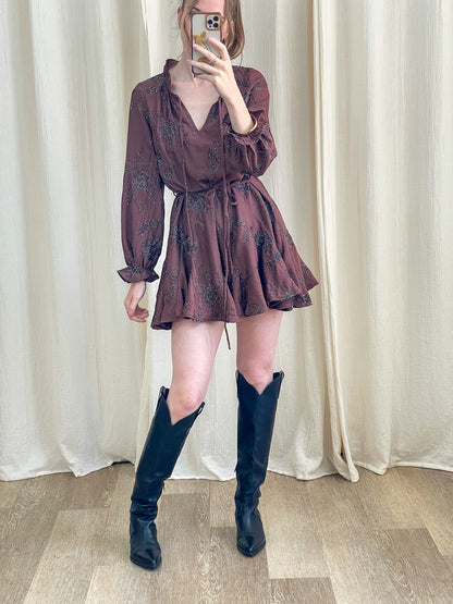 Robe patineuse marron à imprimé floral brillant avec manches bouffantes et décolleté V portée avec bottes western noires