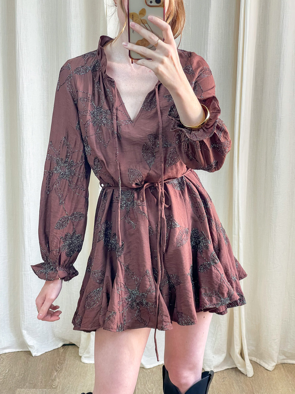 Robe patineuse marron à imprimé floral brillant avec manches bouffantes et lien à la taille femme bohème chic