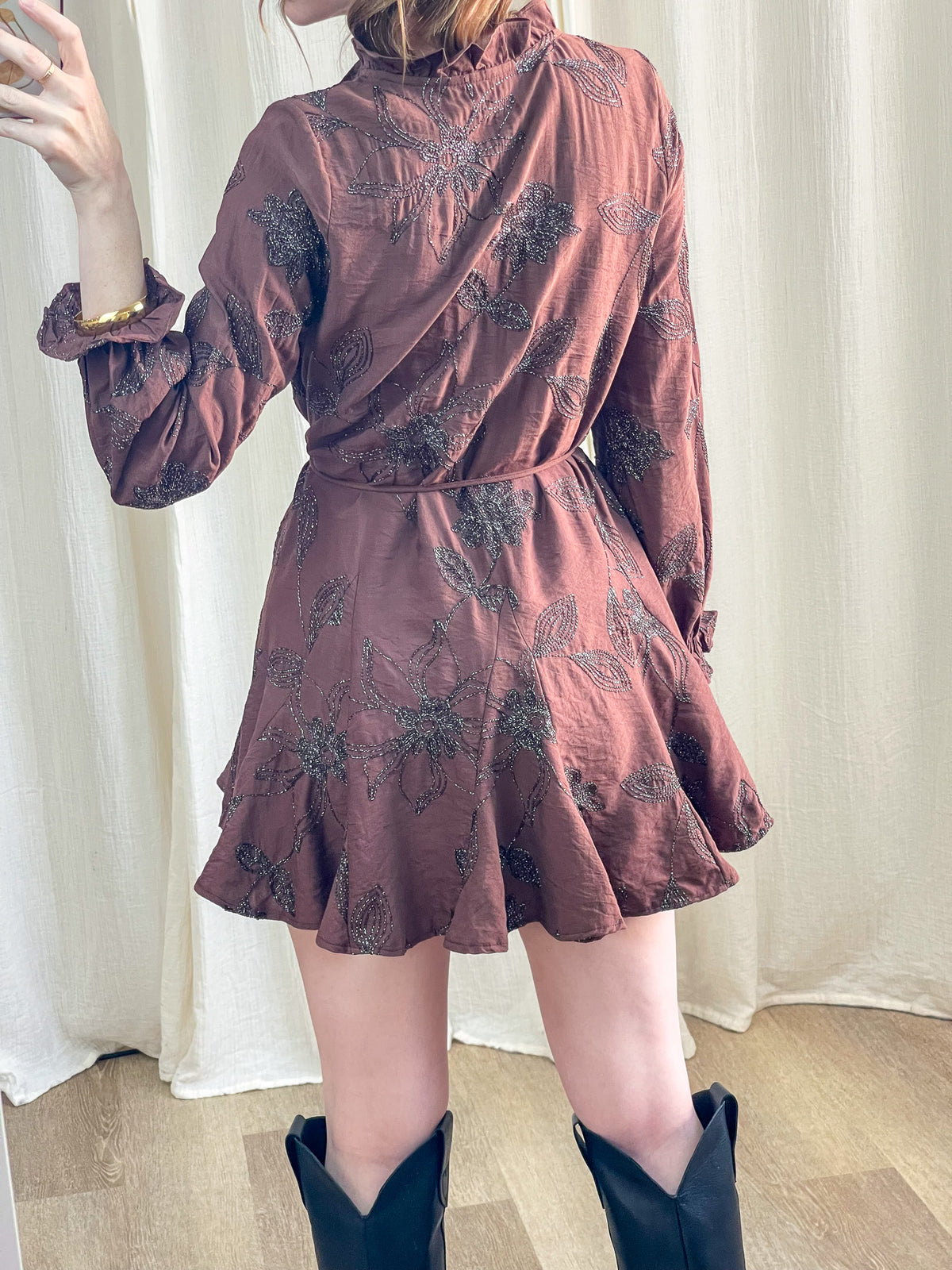Robe patineuse marron à imprimé floral brillant avec col montant et manches bouffantes femme tendance bohème chic