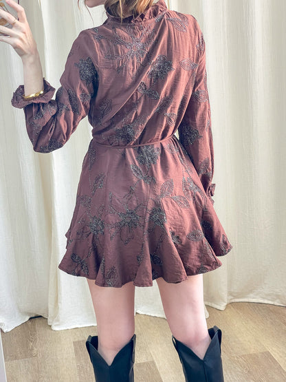 Robe patineuse marron à imprimé floral brillant avec col montant et manches bouffantes femme tendance bohème chic