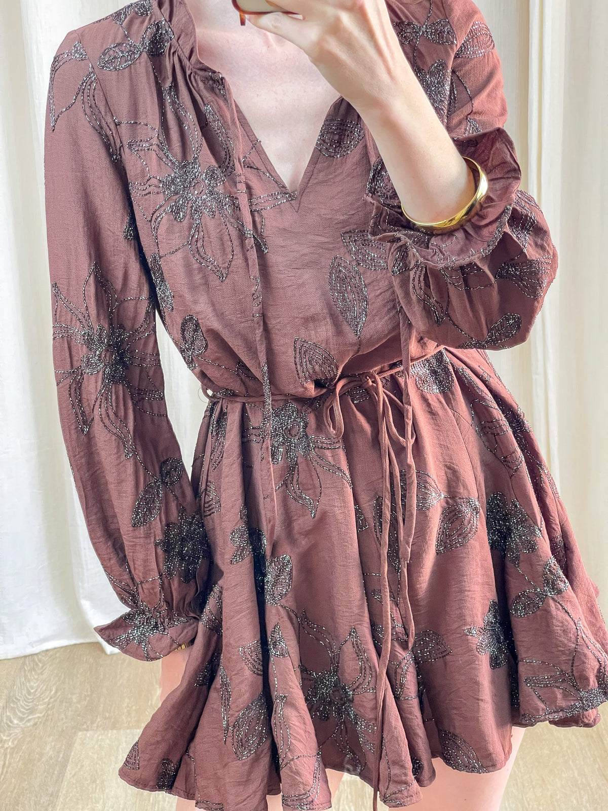Robe patineuse marron rosé à motifs floraux brodés brillants avec manches longues bouffantes et lien taille femme