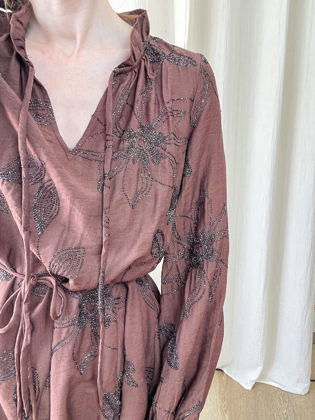 Robe patineuse marron terracotta broderies florales brillantes col V femme style bohème chic