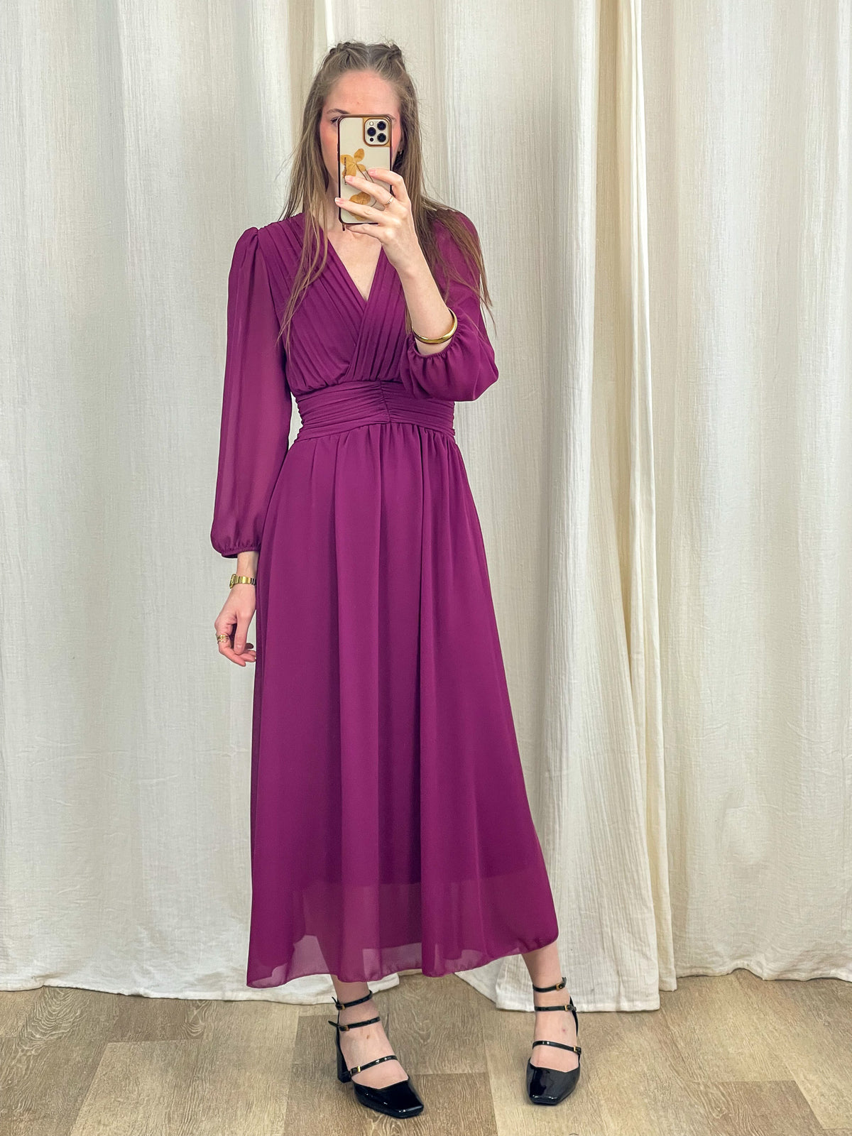 Robe longue cérémonie violet prune en mousseline fluide manches longues col V femme élégante