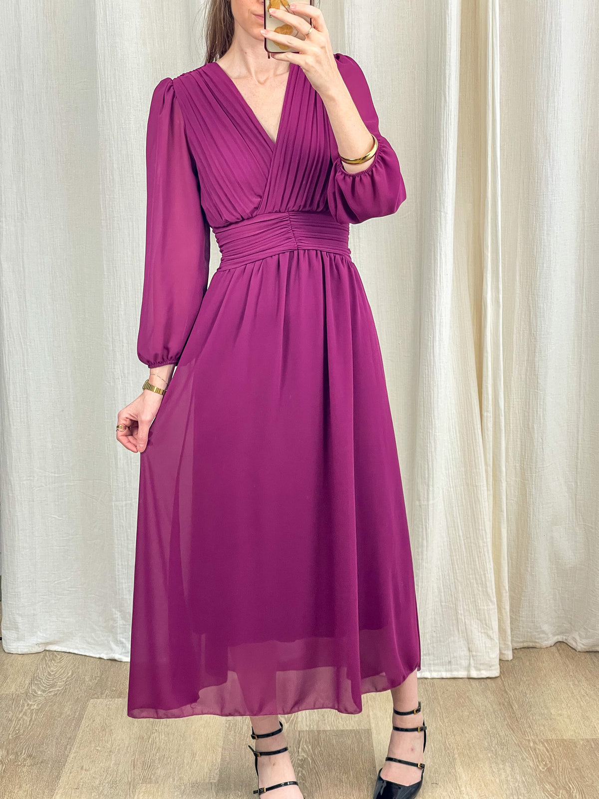 Robe longue cérémonie mousseline violet magenta col V drapé manches longues femme élégante
