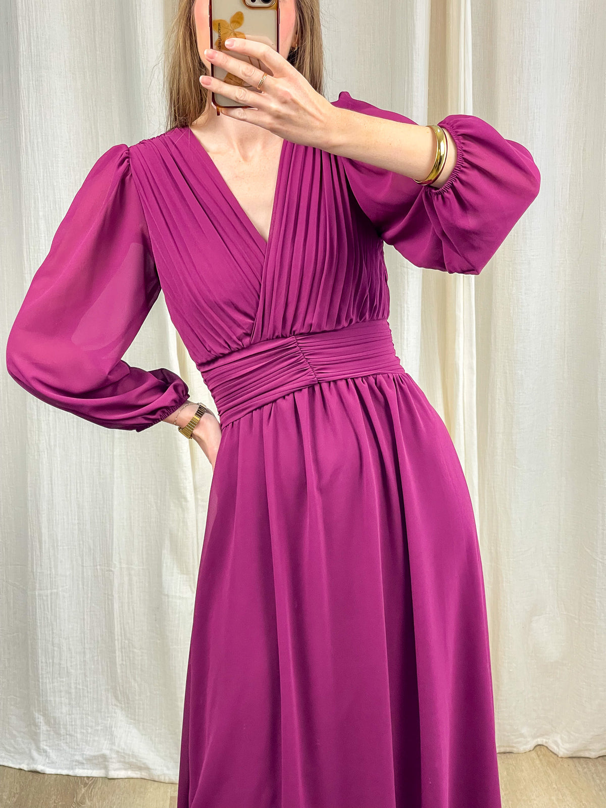 Robe longue de cérémonie magenta en mousseline plissée col V manches bouffantes taille froncée femme