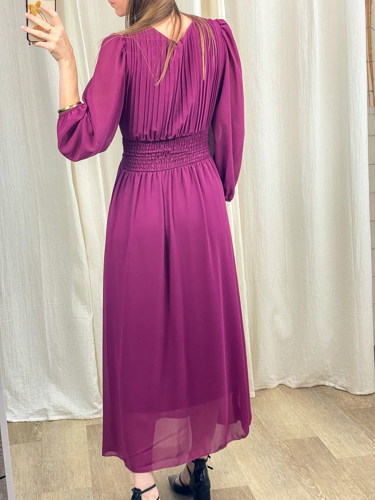 Robe longue de cérémonie violet magenta en mousseline plissée dos nu manches longues femme