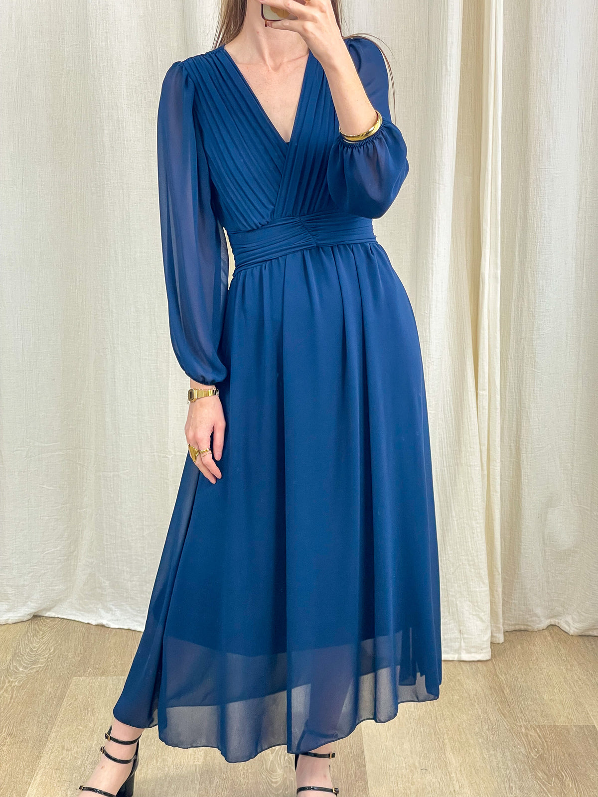 Robe longue bleu marine en mousseline plissée col V manches longues transparentes tenue de cérémonie femme élégante