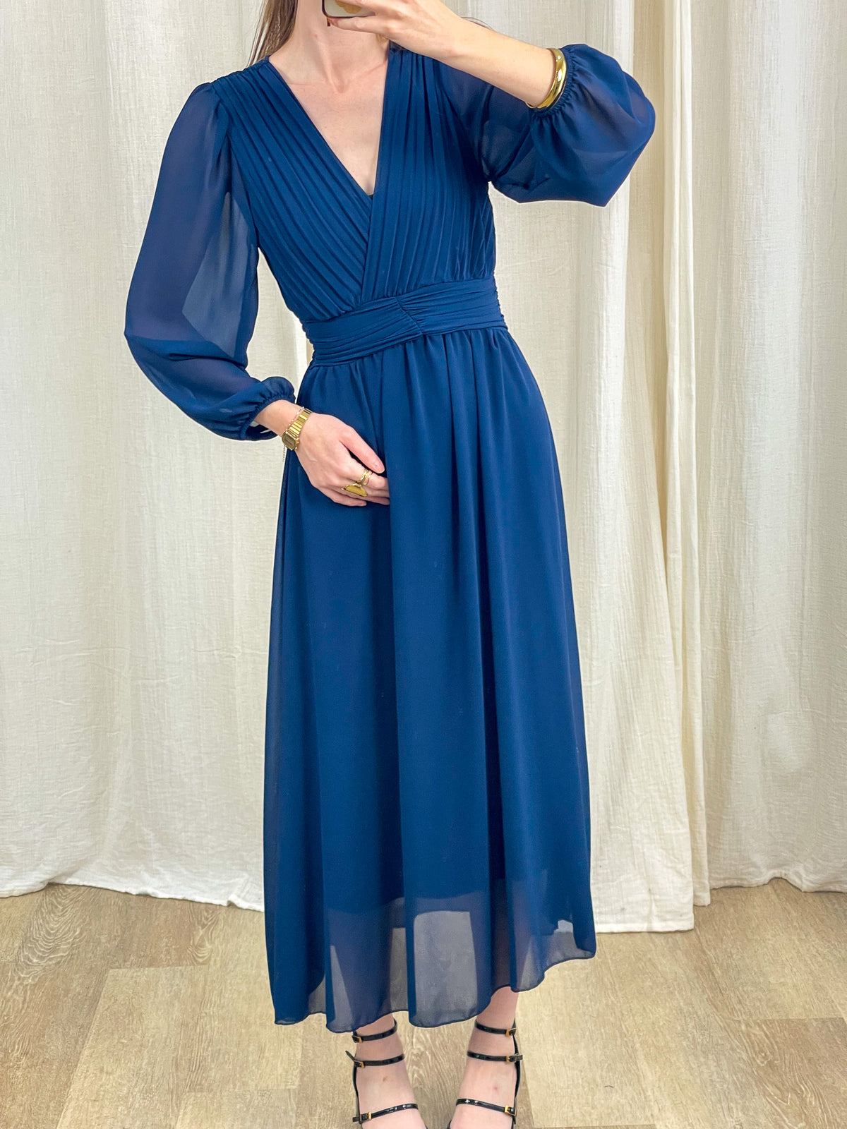 Robe longue bleu marine en mousseline plissée manches transparentes pour cérémonie femme