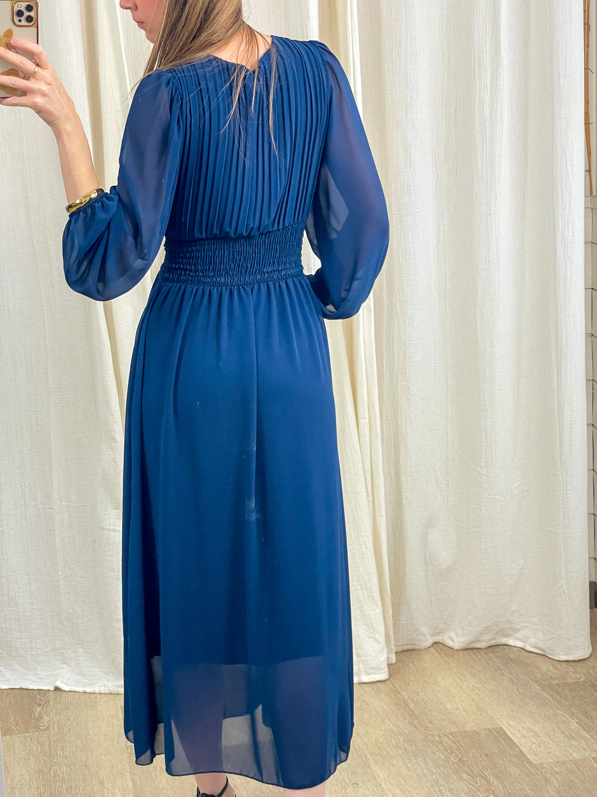 Robe longue de cérémonie bleu marine en mousseline plissée avec manches transparentes et taille smockée femme
