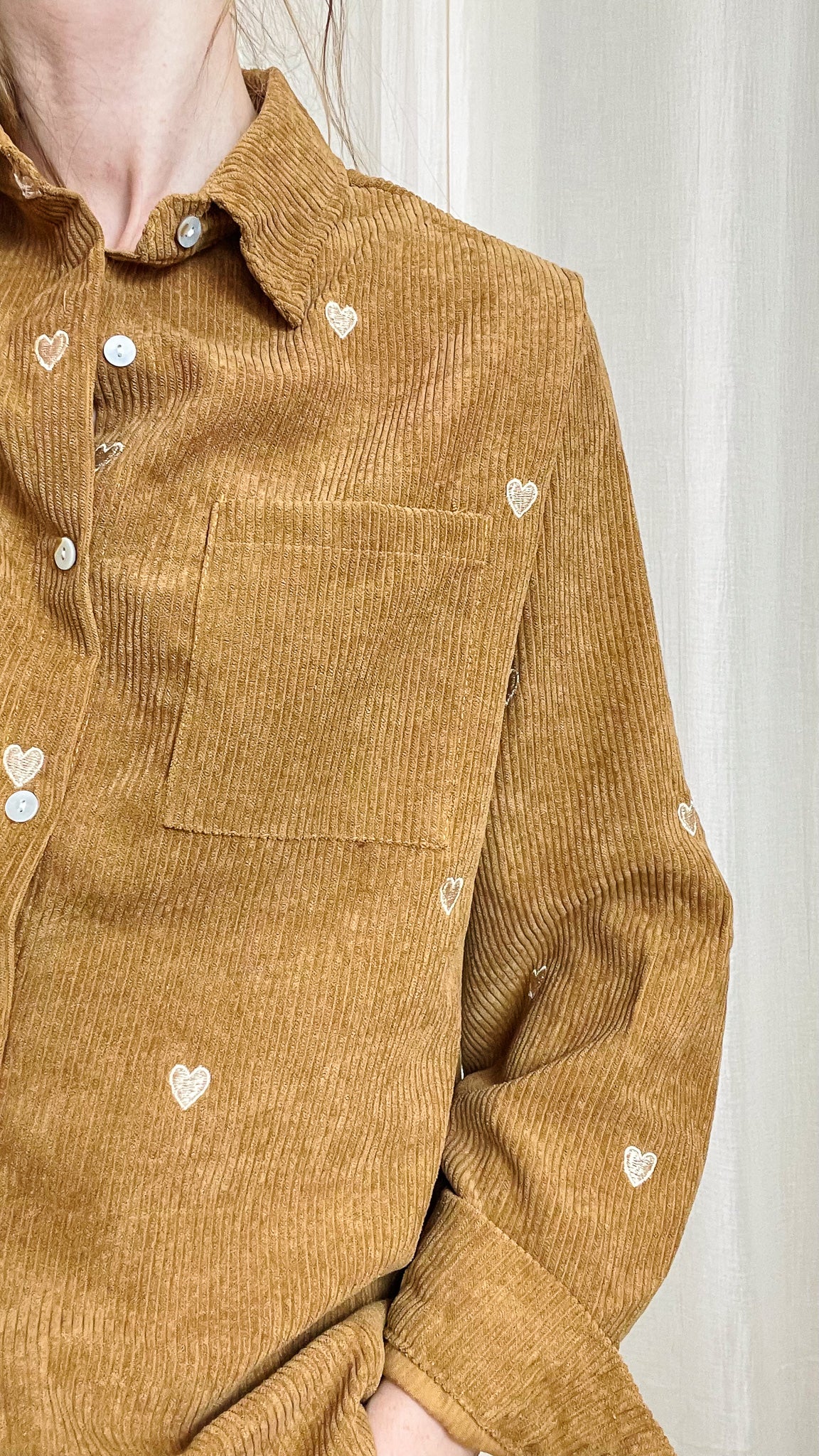 Chemise Cœur – Velours côtelé brodé de petits cœurs