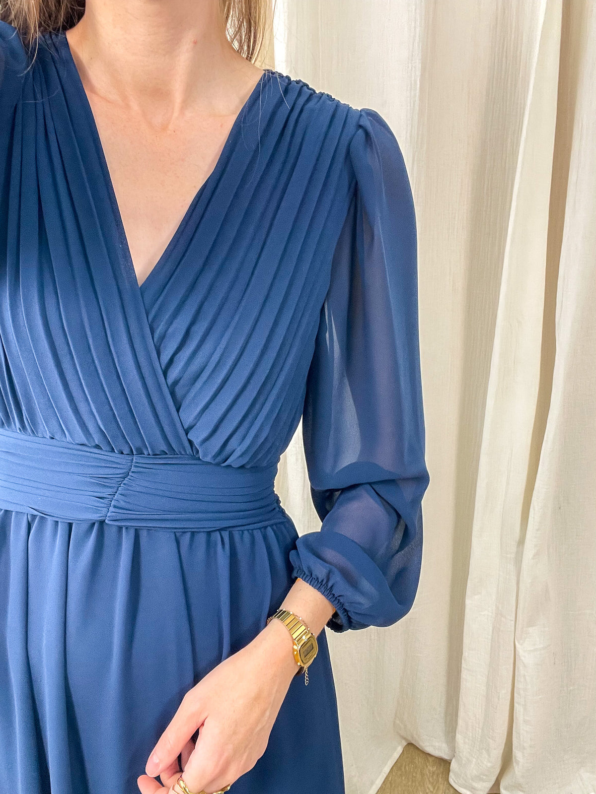 Robe longue de cérémonie bleu marine en mousseline plissée col V manches transparentes femme