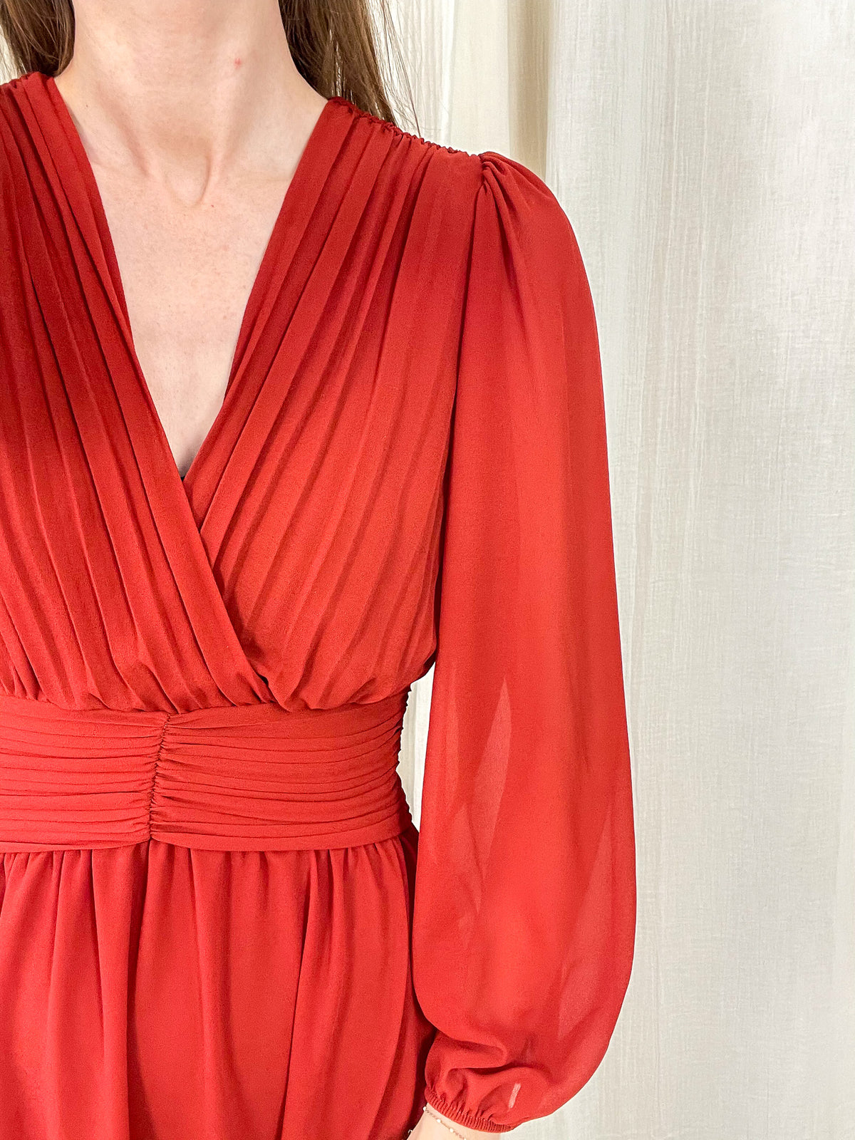 Robe longue de cérémonie rouge en mousseline plissée avec décolleté cache-cœur et manches longues fluides femme