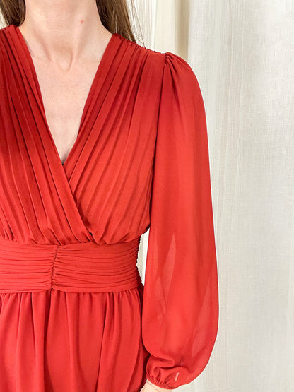 Robe longue de cérémonie rouge en mousseline plissée avec décolleté cache-cœur et manches longues fluides femme