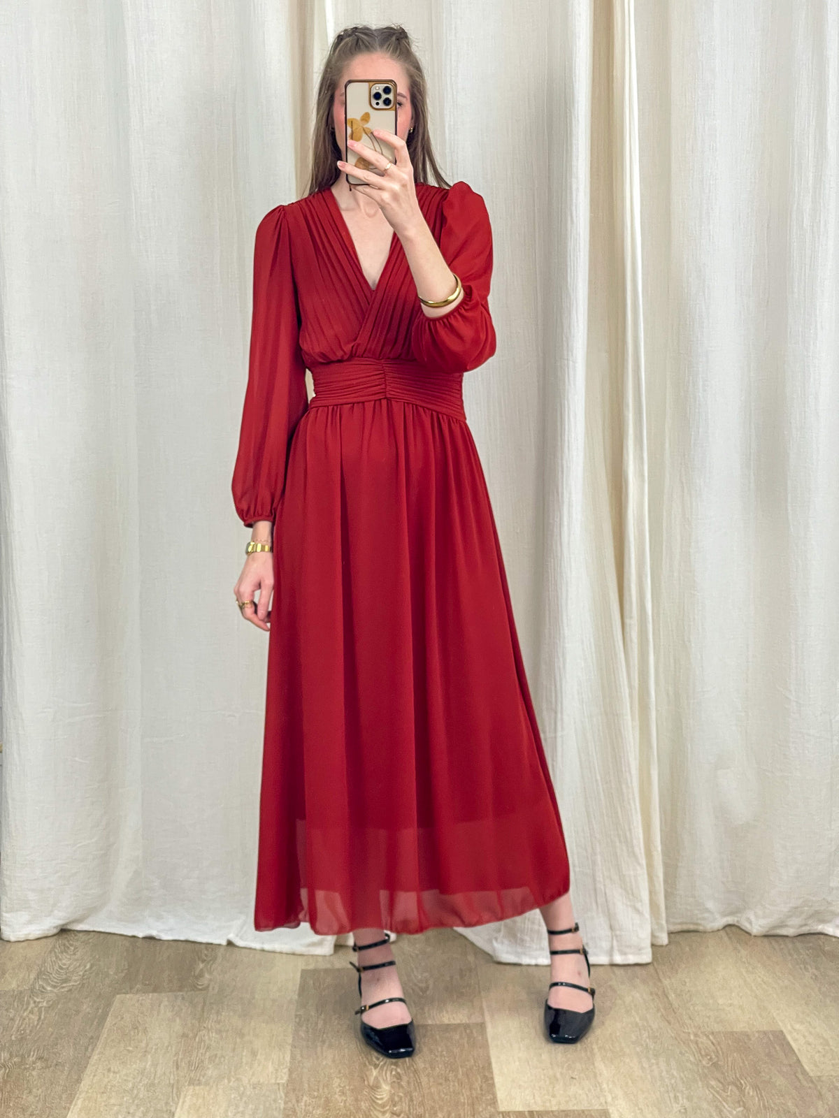 Robe longue rouge bordeaux en mousseline fluide col V plissé manches longues pour cérémonie femme