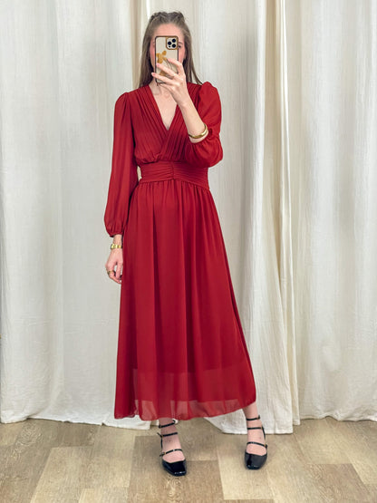 Robe longue rouge bordeaux en mousseline fluide col V plissé manches longues pour cérémonie femme