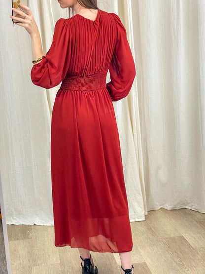 Robe longue rouge en mousseline plissée avec taille smockée, manches longues vaporeuses, dos élégant cérémonie femme