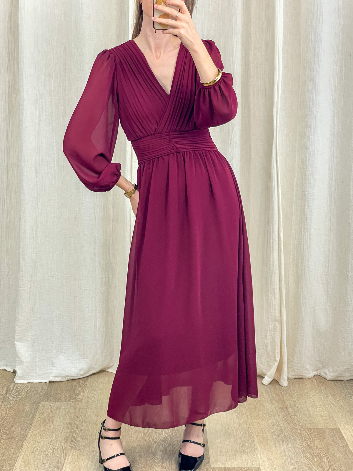 Robe longue de cérémonie bordeaux en mousseline, col V plissé et manches longues transparentes femme