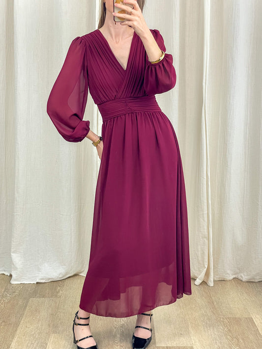 Robe longue de cérémonie bordeaux en mousseline, col V plissé et manches longues transparentes femme