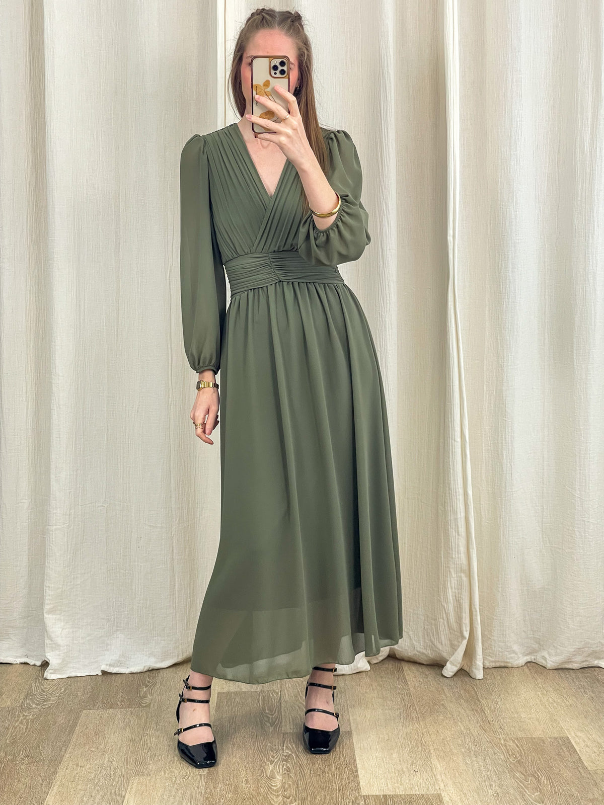 Robe longue cérémonie vert kaki en mousseline plissée col V manches longues femme élégante