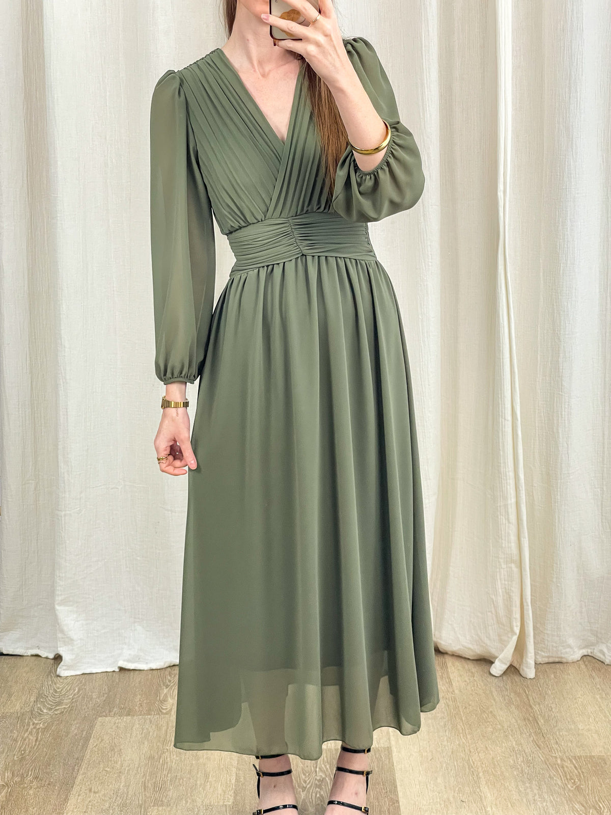 Robe longue mousseline vert kaki cérémonie femme col V plissé manches longues vaporeuses coupe fluide élégante
