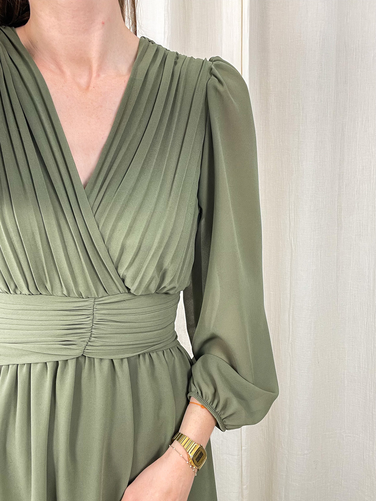 Robe longue cérémonie vert olive mousseline plissée col V cache-cœur manches longues femme