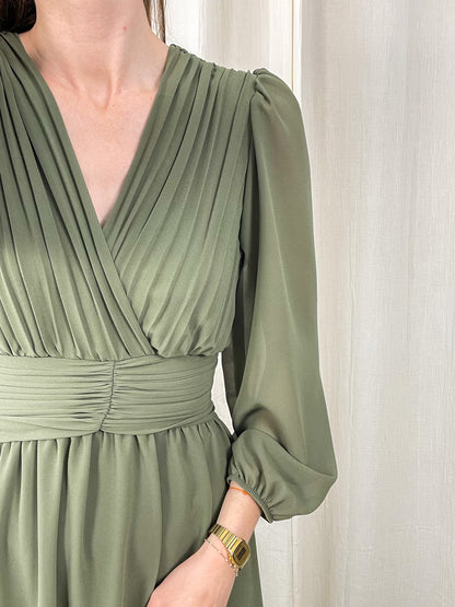 Robe longue cérémonie vert olive mousseline plissée col V cache-cœur manches longues femme