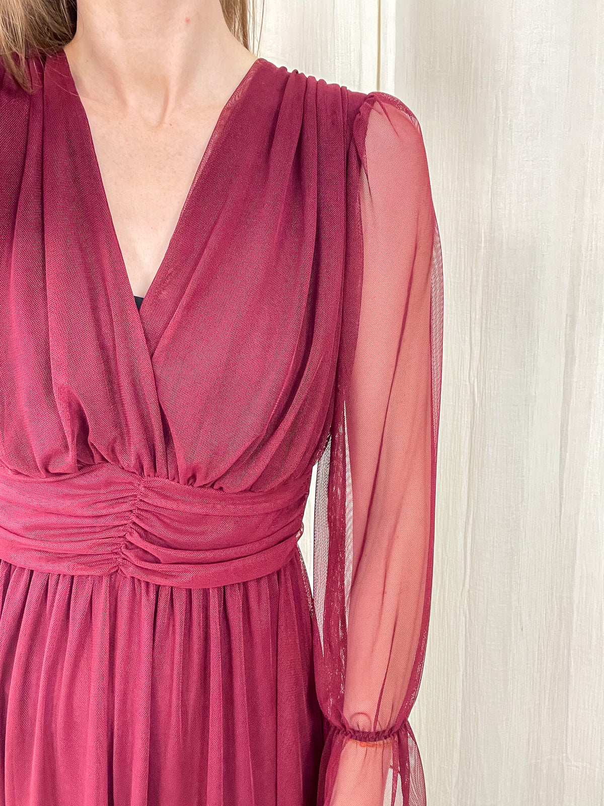 Robe longue de cérémonie en tulle bordeaux avec décolleté cache-cœur et manches transparentes femme