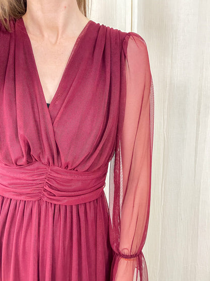 Robe longue de cérémonie en tulle bordeaux avec décolleté cache-cœur et manches transparentes femme