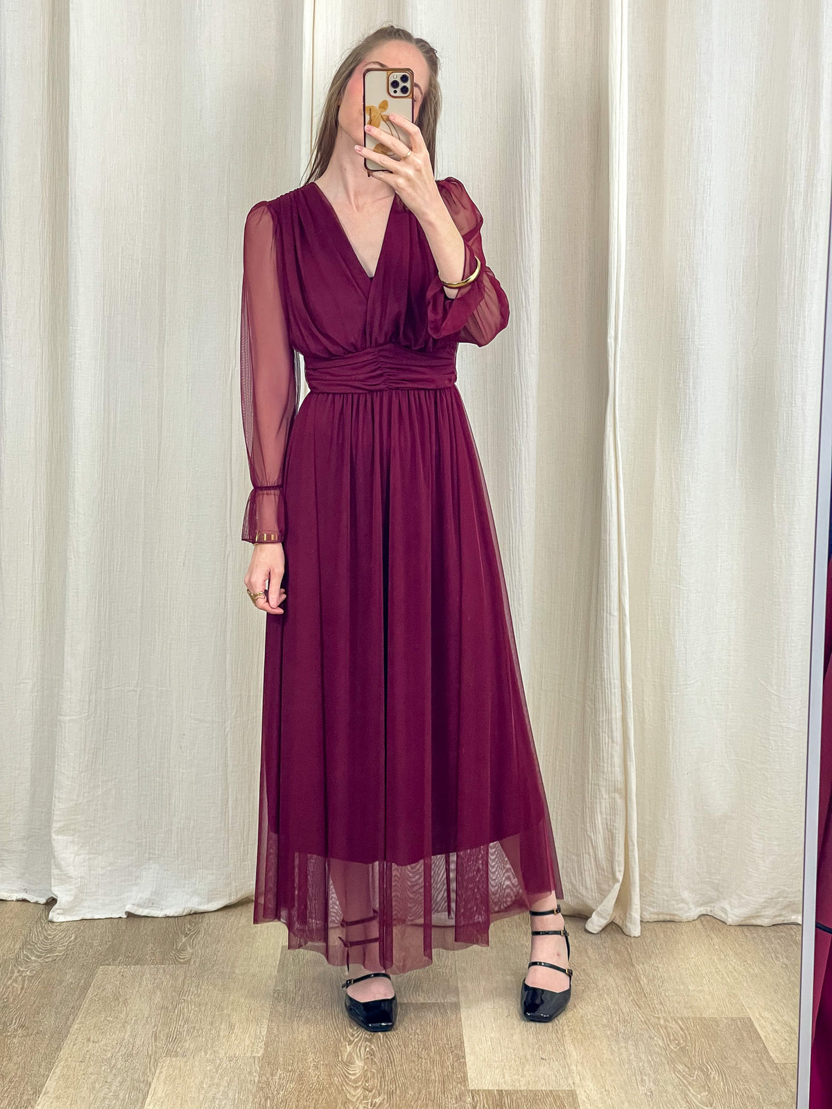 Robe longue cérémonie bordeaux en tulle transparent manches longues col V femme élégante