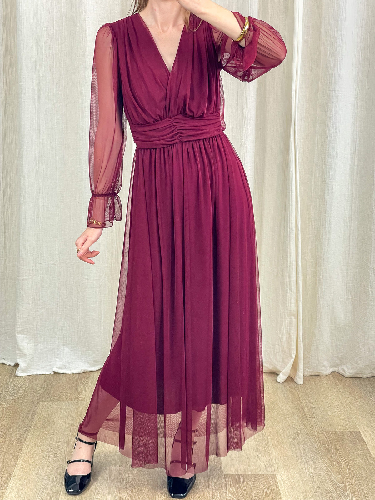 Robe longue bordeaux en tulle transparent manches longues cérémonie femme coupe empire col V