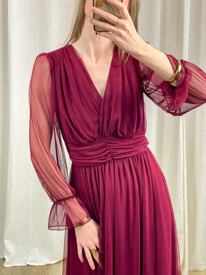 Robe longue bordeaux en tulle doux col V avec manches transparentes et taille froncée pour cérémonie femme