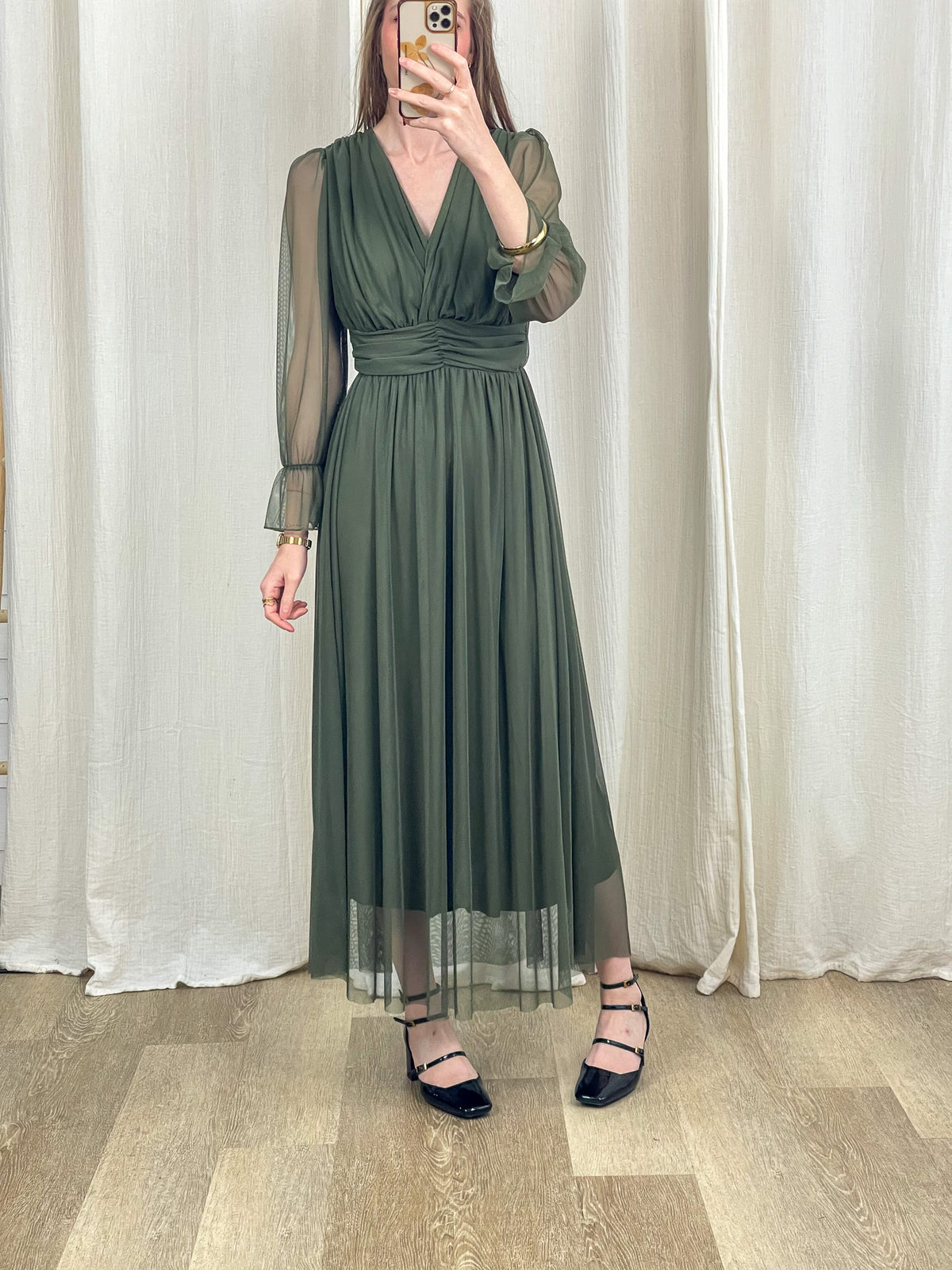 Robe longue cérémonie vert kaki en tulle transparent manches longues col V femme élégante