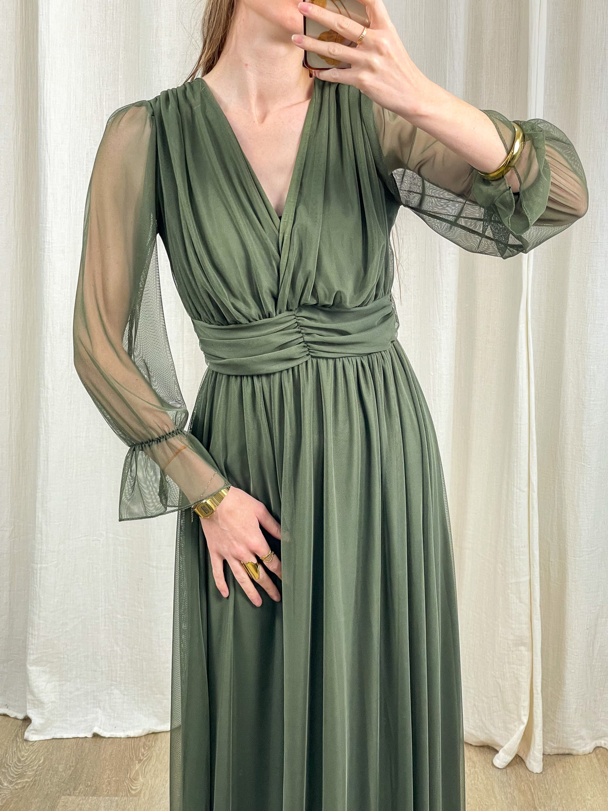 Robe longue de cérémonie vert sauge en tulle doux avec manches transparentes et décolleté V drapé femme