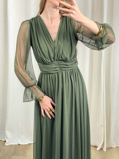 Robe longue de cérémonie vert sauge en tulle doux avec manches transparentes et décolleté V drapé femme